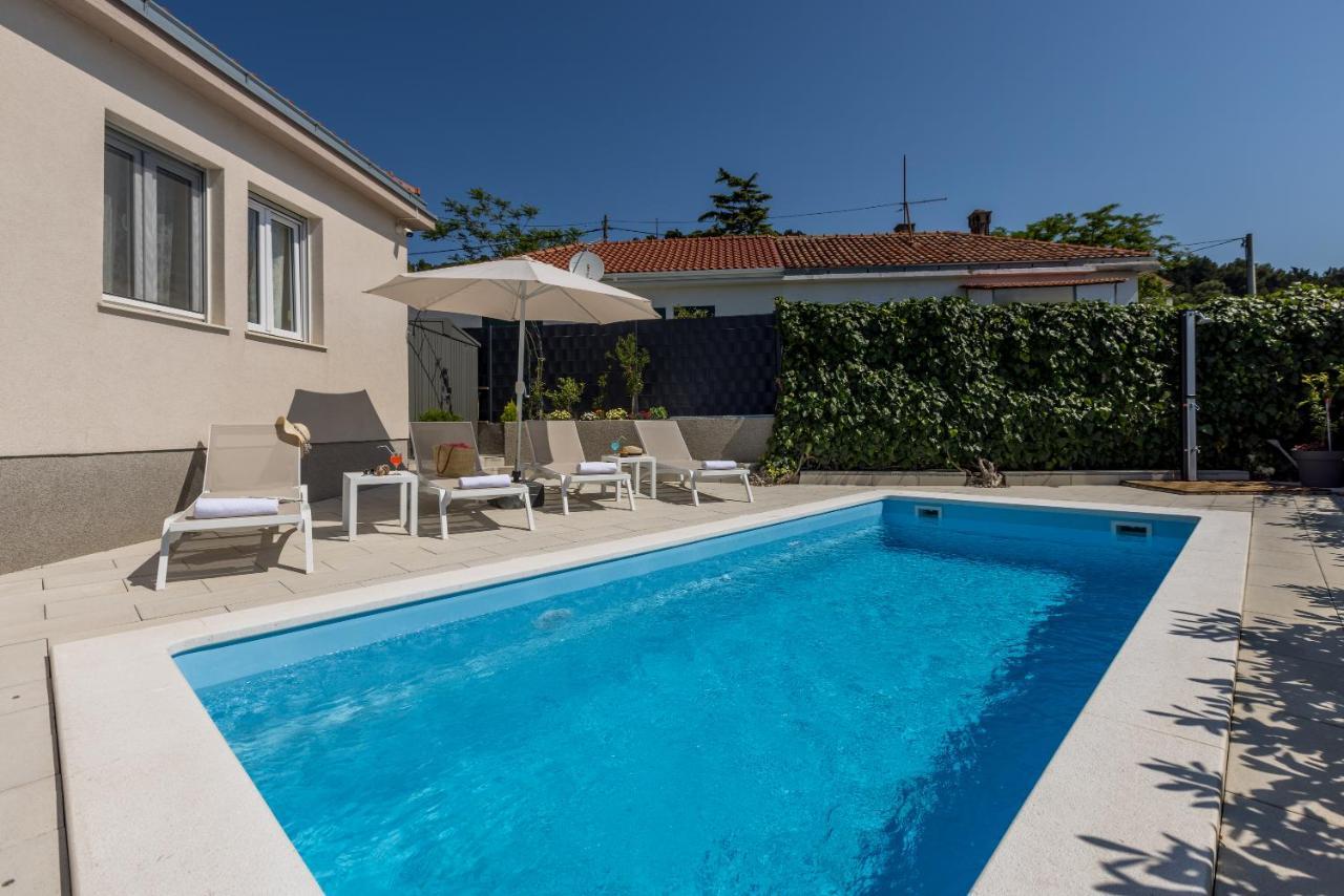 Villa Katess With Heated Pool Спліт Екстер'єр фото